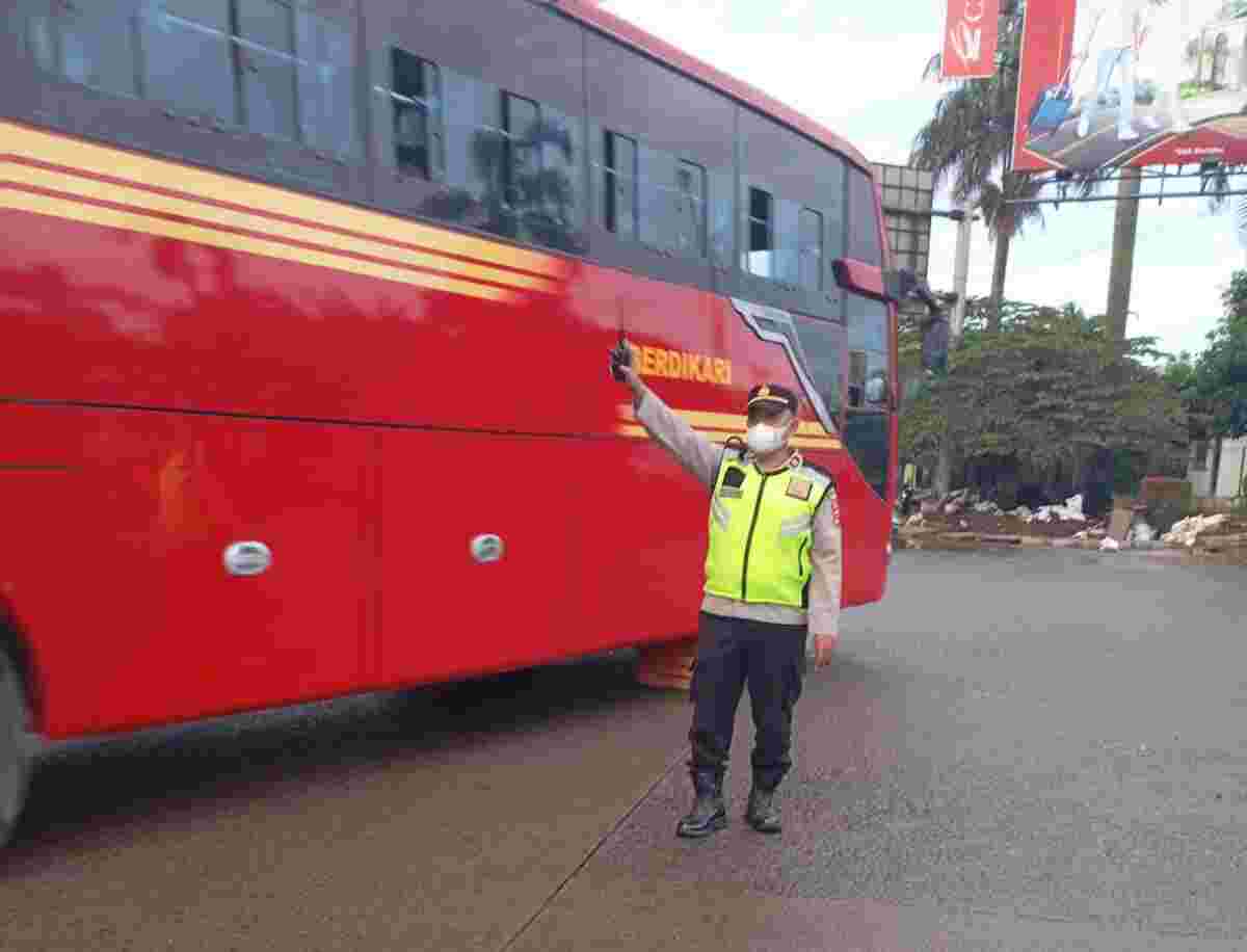 IMG-20260525-WA0091 Personel Polsek Cikupa Laksanakan Pengaturan Lalu Lintas Pagi di Perempatan Cikupa Mas