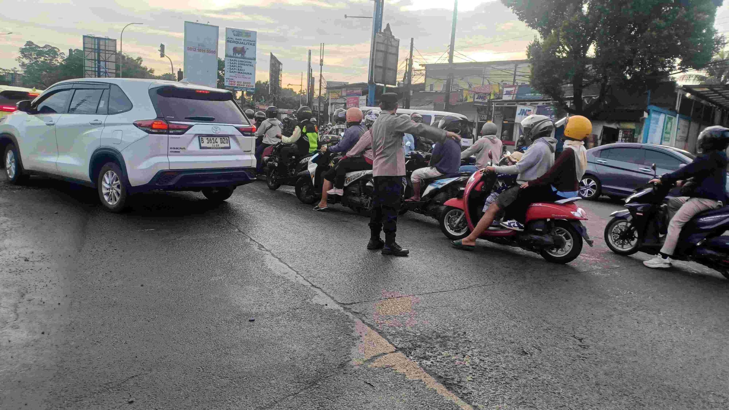 Personel Polsek Cikupa Laksanakan Pengaturan Lalu Lintas Pagi di Simpang Cikupa Mas