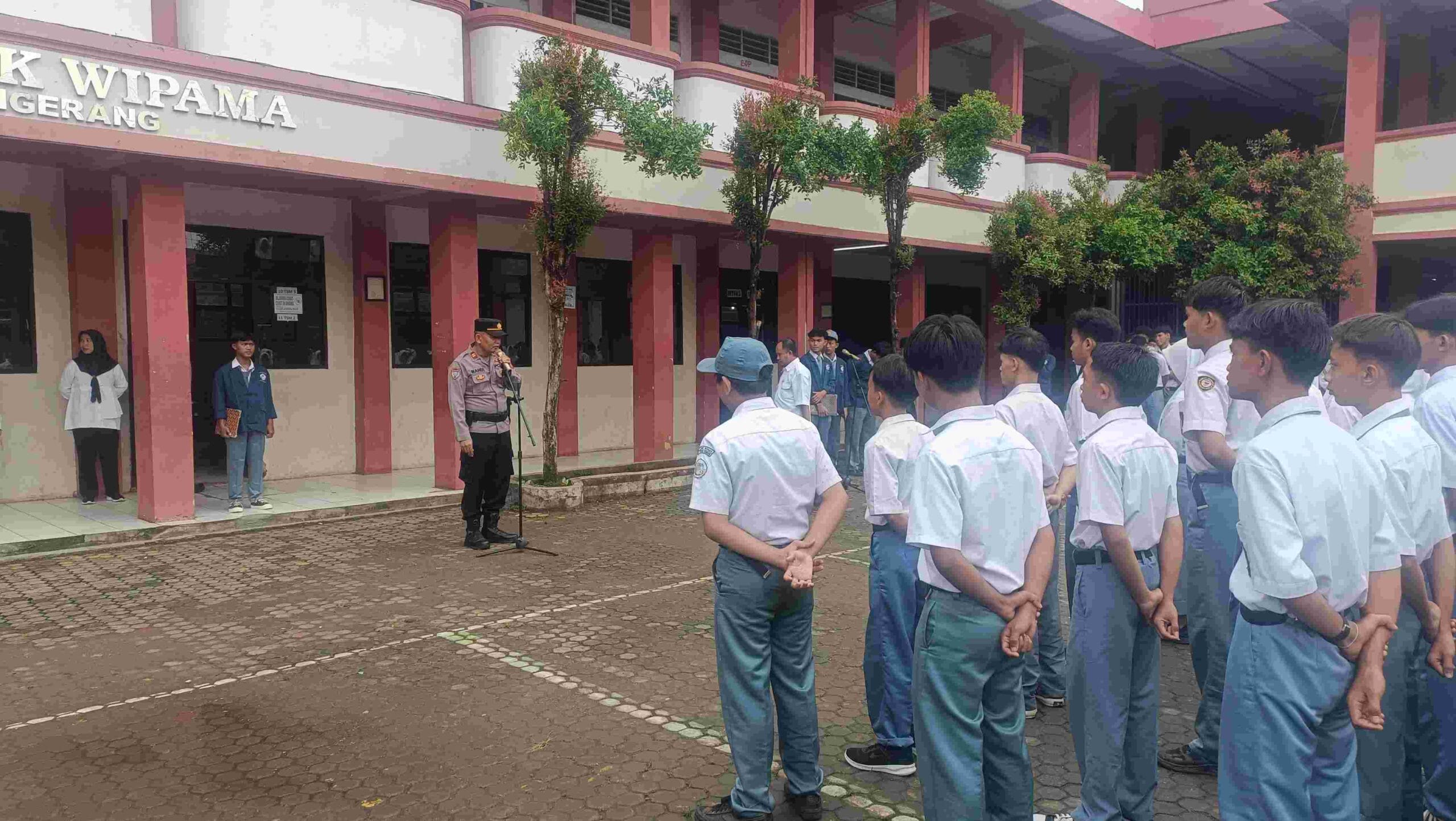IMG-20260525-WA0122 IPTU Mahdi Berikan Edukasi Kamtibmas saat Upacara Bendera di SMA-SMK Wipama