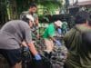 Gotong Royong Bersihkan Kali, Babinsa Timika Turun Langsung