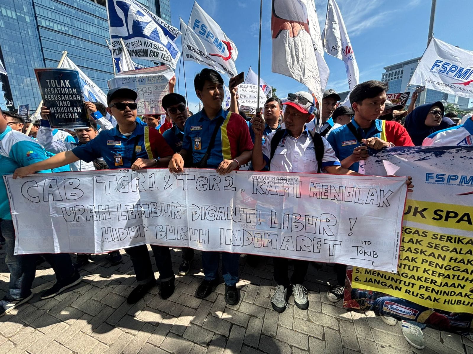 Solidaritas Buruh Jakarta Utara: Massa Orasi dan Sholawat Tuntut Hak Lembur dan Lindungi Pekerja