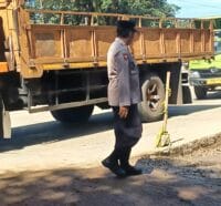 Personel Polsek Cikupa Gerak Cepat Urai Kemacetan di Pertigaan Pasir Gadung