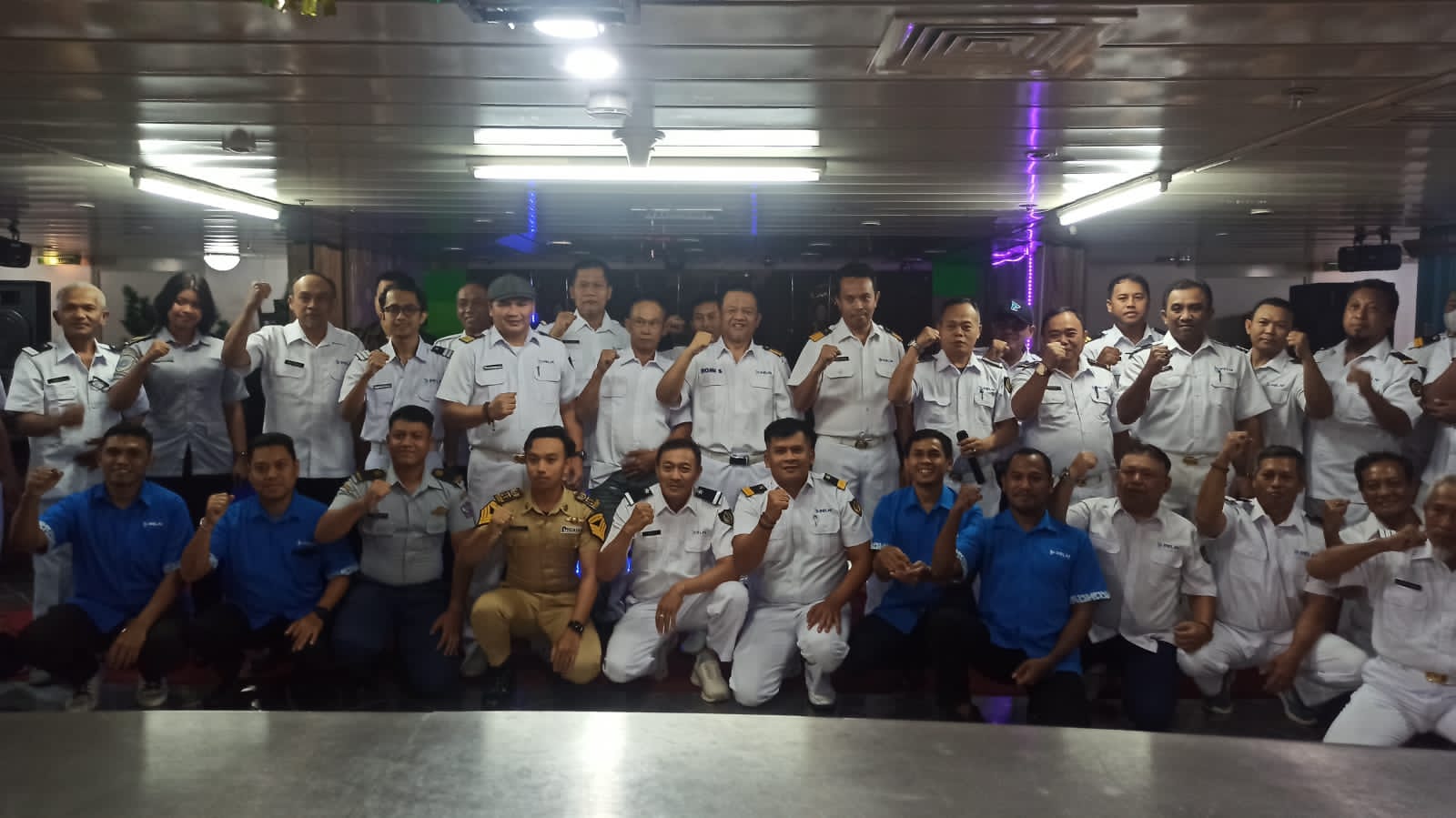 Pererat Silaturahmi di Tengah Laut, Nahkoda dan Seluruh Crew KM Dorolonda Gelar Halal Bihalal di Atas Kapal