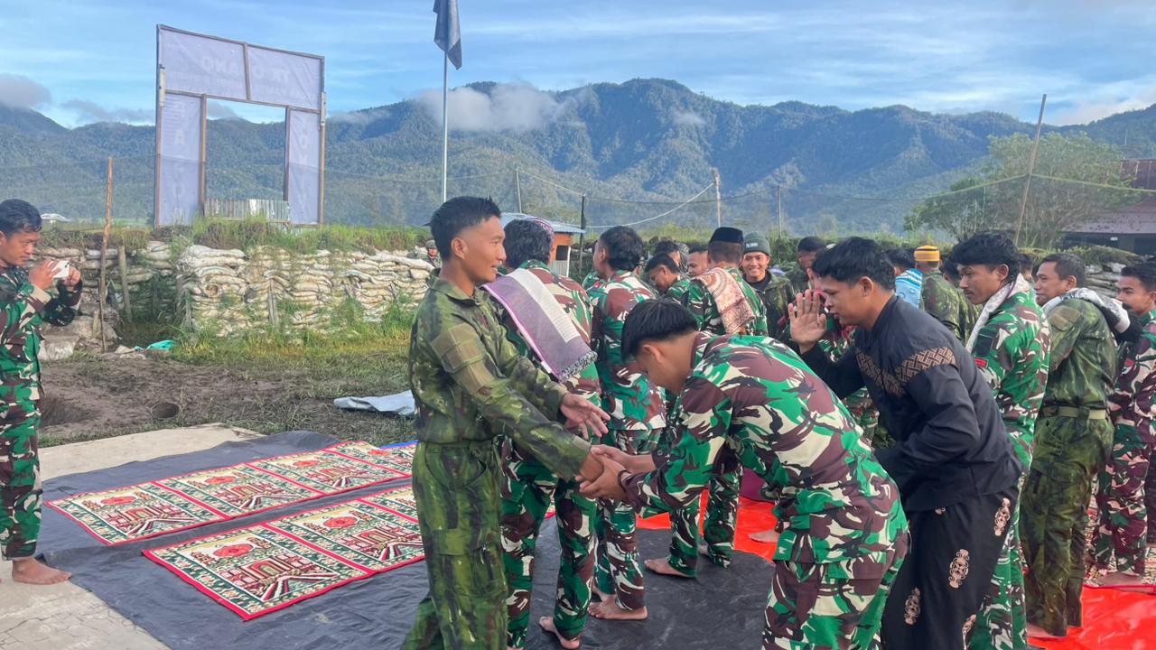 Pengabdian dan Iman Berjalan Seiring, Satgas Gobang VIII Yonif 2 Marinir Sholat Idul Adha di Medan Operasi