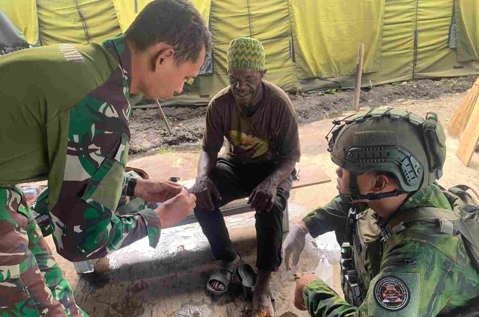 Humanis dan Responsif, Satgas Yonif 2 Marinir Obati Luka Warga di Pasir Putih Papua Tengah