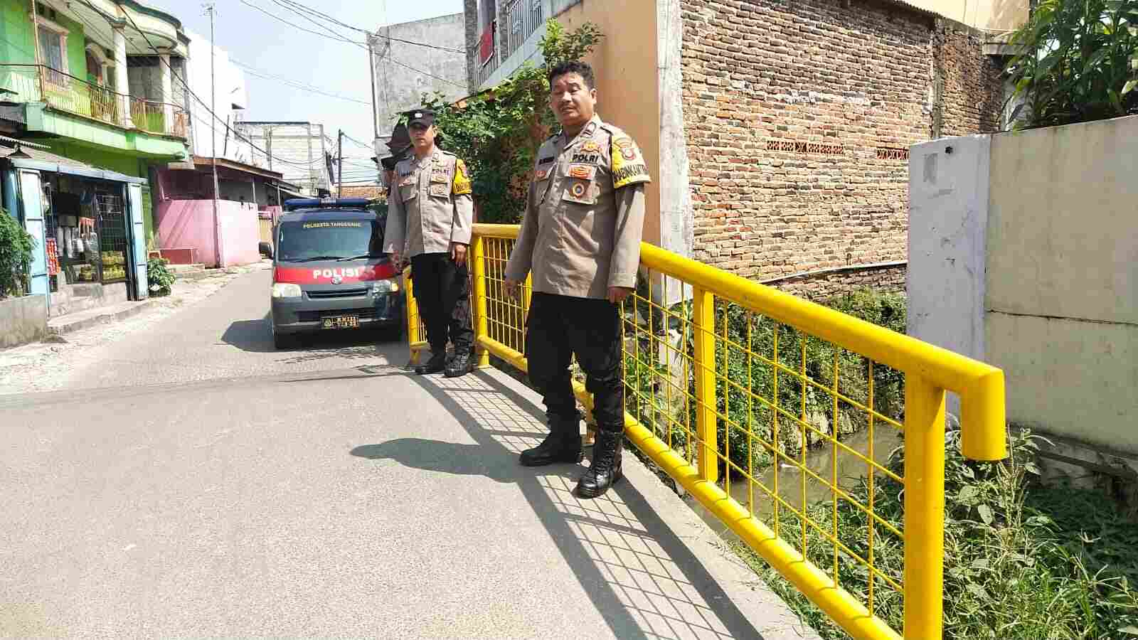 Polsek Cikupa Cek Kondisi Jembatan di Desa Talaga, Pastikan Aman Dilintasi Warga