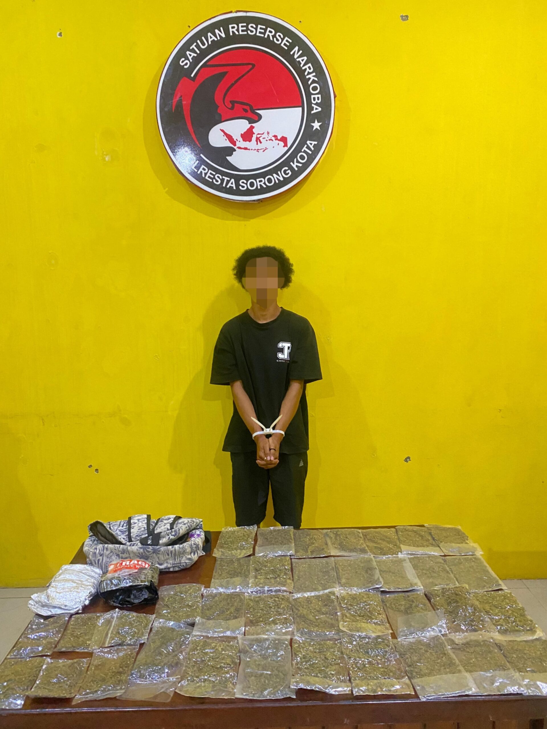 IMG-20260530-WA0039 Satreskoba Polresta Sorong Kota Ungkap Peredaran Ganja Asal Jayapura, Pelaku Ditangkap Saat Turun Dari KM Gunung Dempo