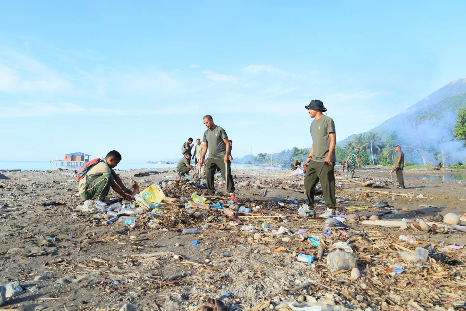 IMG_3703 Bersihkan Pantai, Kodim 1505/Tidore Tunjukkan Kepedulian terhadap Lingkungan Pesisir
