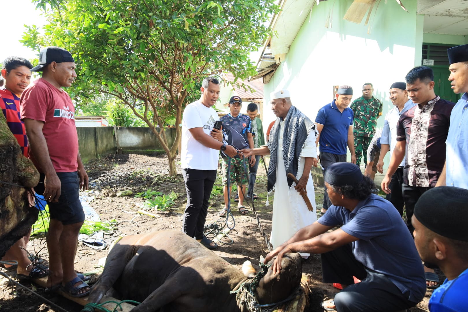 IMG_4122 Tebar Kebahagiaan di Hari Raya, Kodim 1505/Tidore Sembelih Hewan Qurban