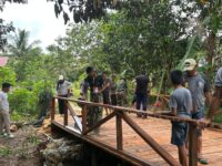 TNI dan Warga Kompak, Pembangunan Jembatan TMMD Ke-128 Kodim 0908/Bontang Memasuki Tahap Pengecatan