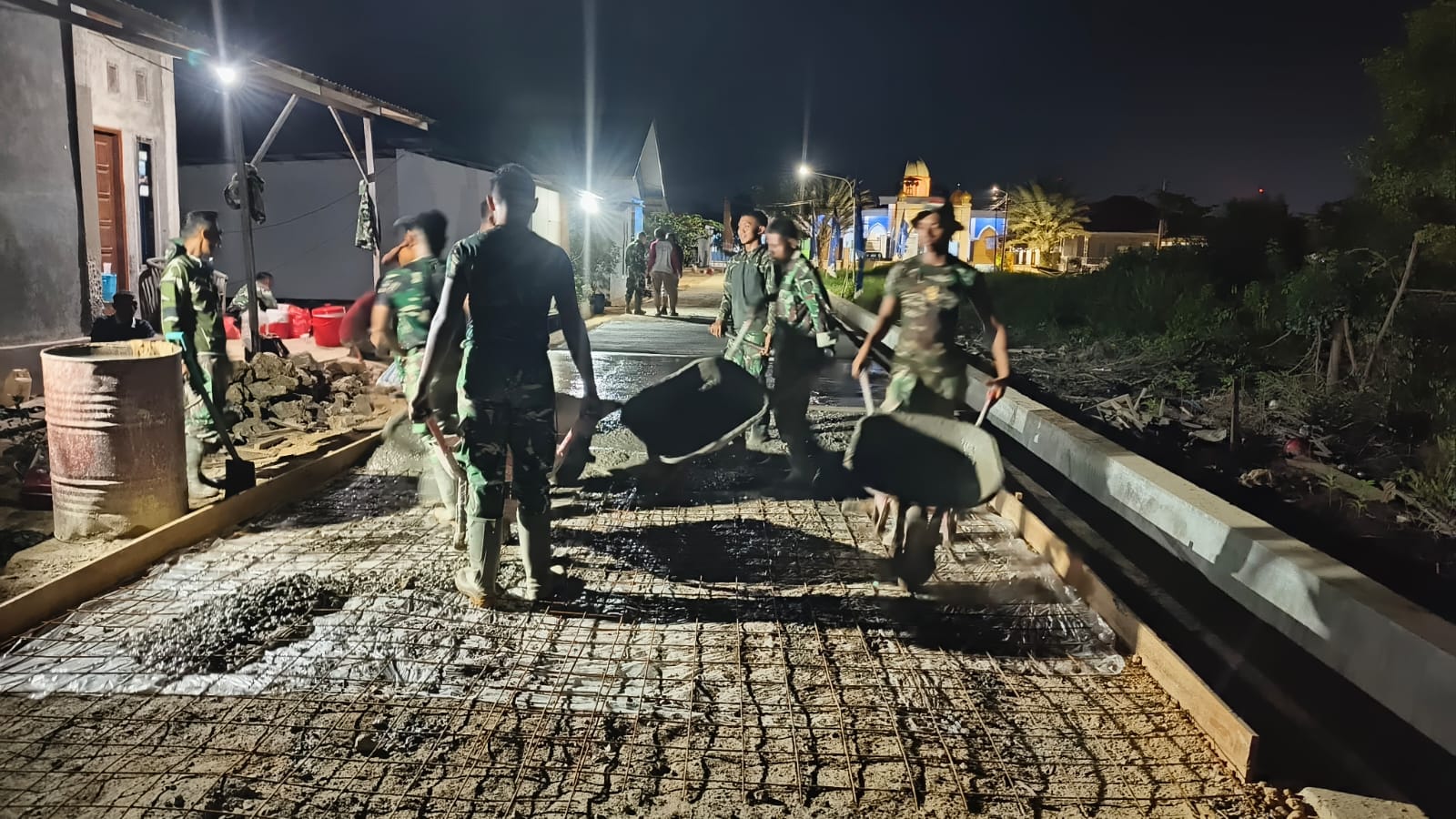 Semangat Tanpa Henti, Satgas TMMD Ke-128 Kodim 0908/Bontang Laksanakan Pengecoran Malam Hari