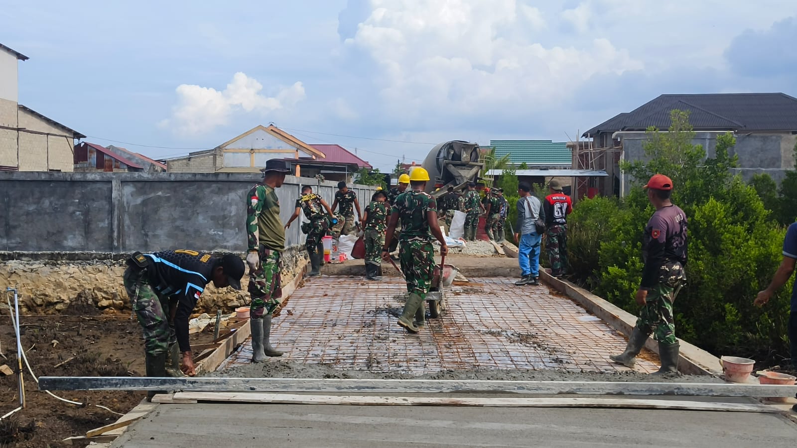 Tak Kenal Lelah, Personel Satgas TMMD Ke-128 Kodim 0908/Bontang Fokus Tuntaskan Pengecoran Jalan yang Belum Rampung