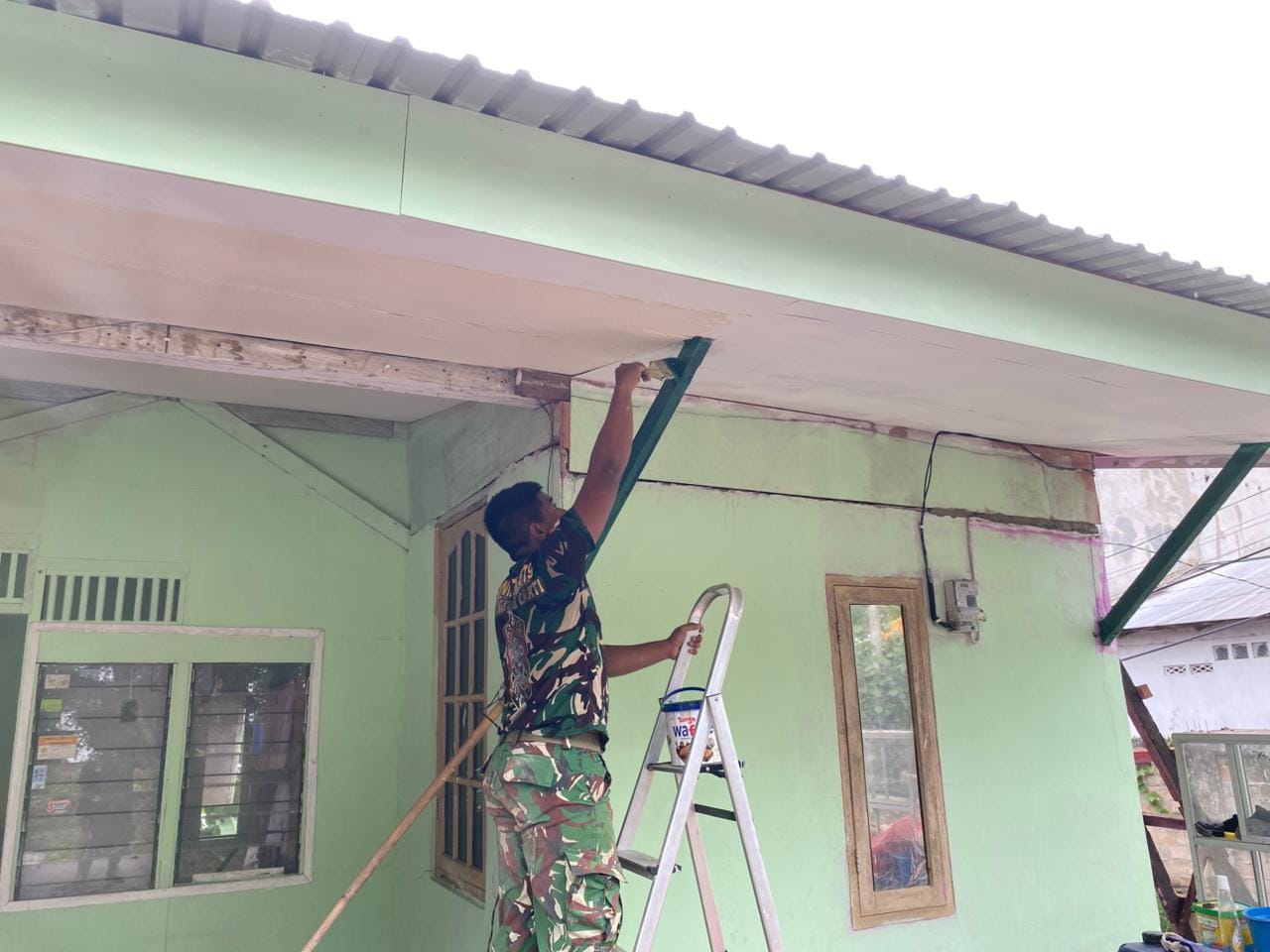 WhatsApp Image 2026-05-18 at 21.44.20 (2) Dari Rumah Sederhana Menjadi Lebih Layak, Wujud Kepedulian Satgas TMMD Ke-128 Kodim 0908/Bontang Kepada Masyarakat
