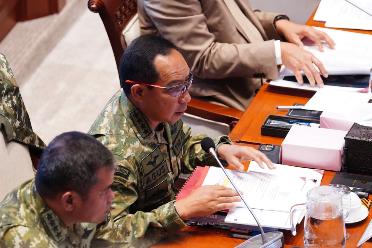 WhatsApp Image 2026-05-20 at 14.05.11 (2) Panglima TNI Hadiri Raker Bersama Komisi I DPR RI Bahas Dinamika Geopolitik dan Misi Perdamaian Dunia
