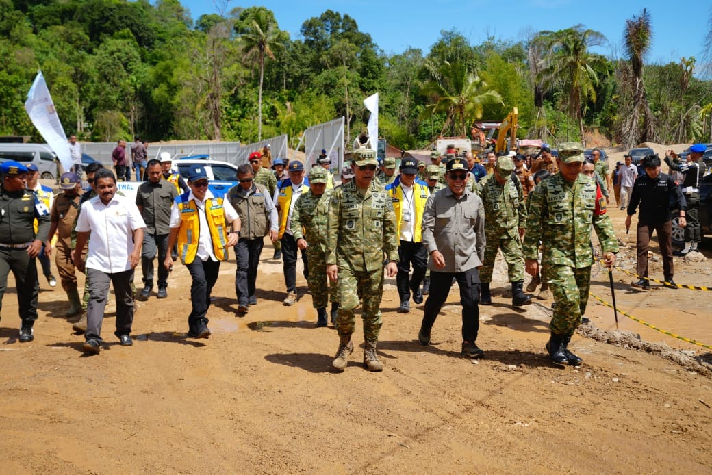 Kasum TNI Tinjau Rehabilitasi Pascabencana dan Serahkan Bantuan Air Bersih di Tapanuli