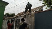Wujud Kemanunggalan TNI, Babinsa Kademangan Bersama Warga Gotong Royong Rehab Rumah Layak Huni