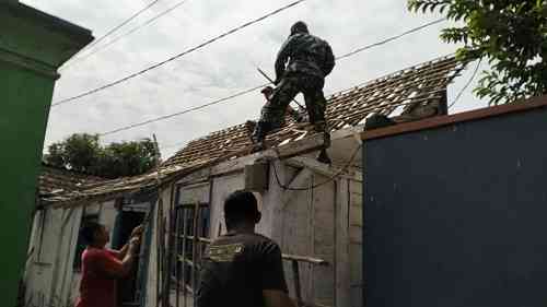 03 Wujud Kemanunggalan TNI, Babinsa Kademangan Bersama Warga Gotong Royong Rehab Rumah Layak Huni
