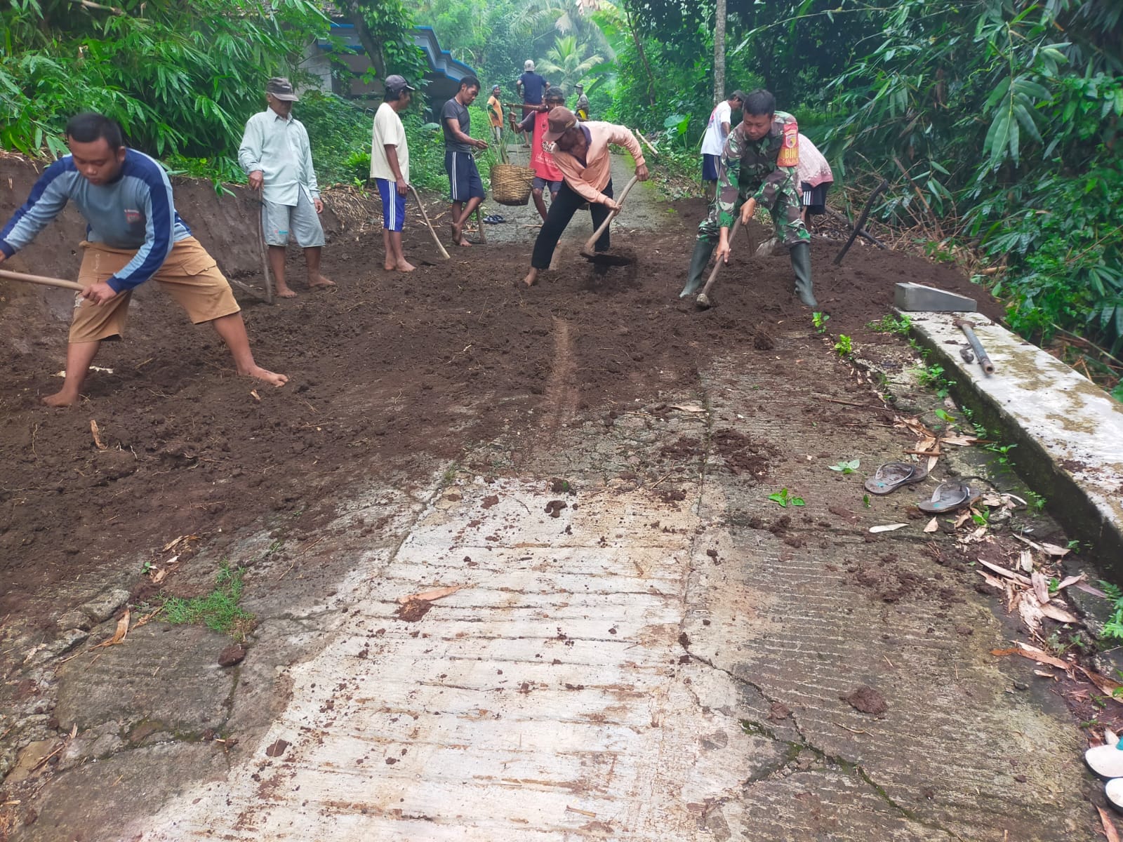 04 Wujud Sinergitas, Babinsa Banjarsari Bersama Warga Gotong Royong Lebarkan Jalan Desa