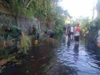 Antisipasi Banjir, Babinsa Sertu Didik Bersama Warga Kepanjenkidul Bersihkan Saluran Sungai