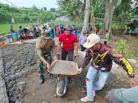 Sinergi TNI Dan Warga, Babinsa Kelurahan Sentul Dampingi Pengecoran Jembatan Beton Garuda Sungai Cari