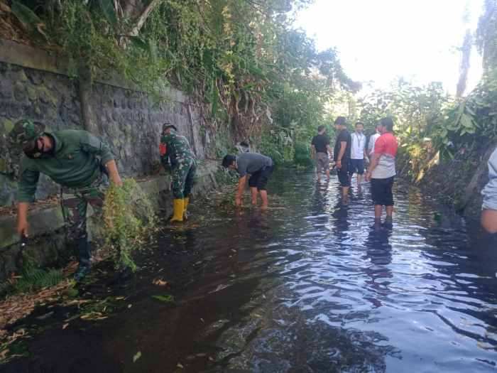 04 Antisipasi Banjir, Babinsa Sertu Didik Bersama Warga Kepanjenkidul Bersihkan Saluran Sungai