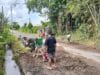 Wujud Nyata Kemanunggalan TNI-Rakyat, Babinsa Candirejo Gotong Royong Bersihkan Jalan Desa