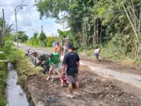 Wujud Nyata Kemanunggalan TNI-Rakyat, Babinsa Candirejo Gotong Royong Bersihkan Jalan Desa