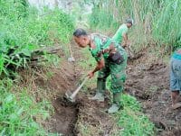 Babinsa Karang Gondang Bersama Warga Gotong Royong Bersihkan Jalan Akses Lahan Pertanian