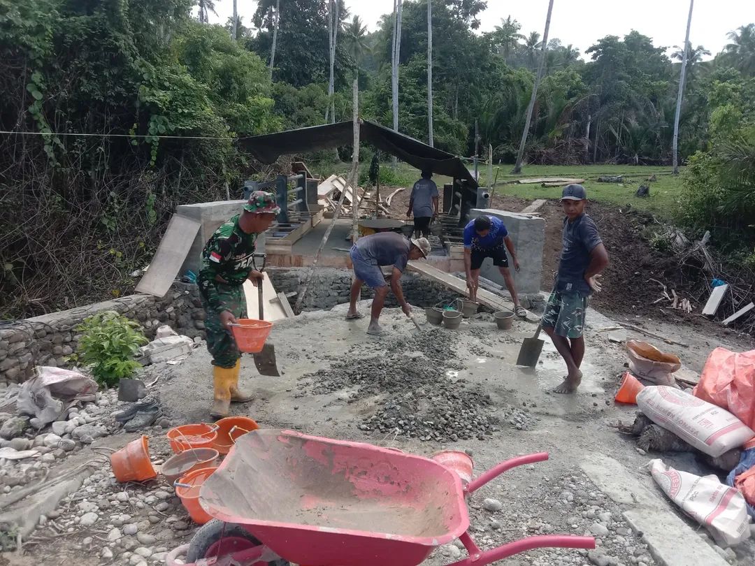FB_IMG_1780807096251 Semangat Gotong Royong, Anggota Kodim 1505/Tidore dan Warga Cor Trotoar Jembatan Garuda Demi Kenyamanan
