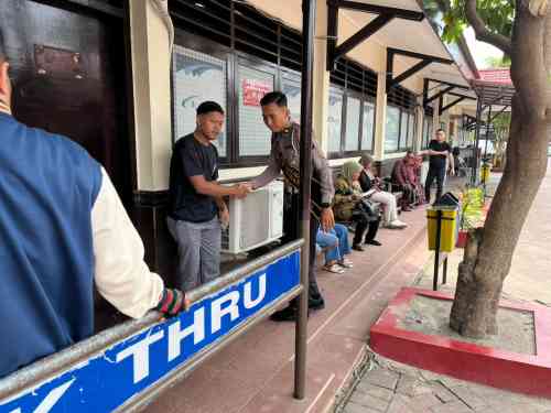 Pemandangan Tak Biasa di Tuban, Polantas Tuban Dikerubungi Warga Bahas SIM, STNK dan BPKB