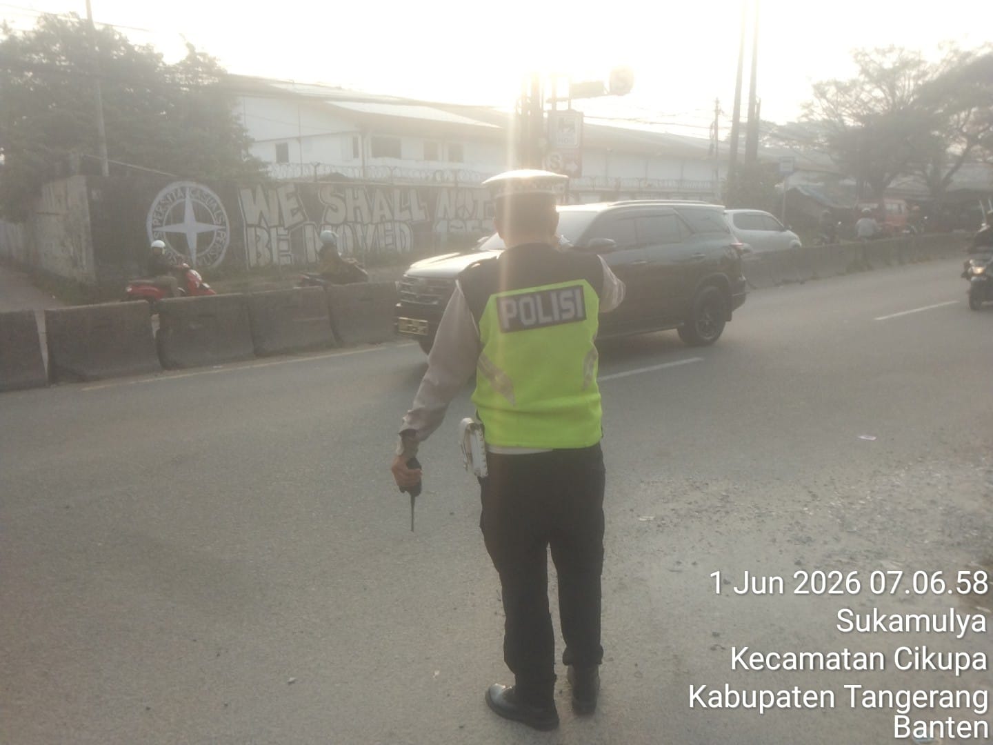 Aiptu Sapudin Laksanakan Pengaturan Lalu Lintas Pagi Hari di Pertigaan Columbus Cikupa