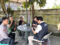 Program Poliran, Bhabinkamtibmas dan Babinsa Sukamulya Dorong Warga Tetap Produktif dan Jaga Kamtibmas