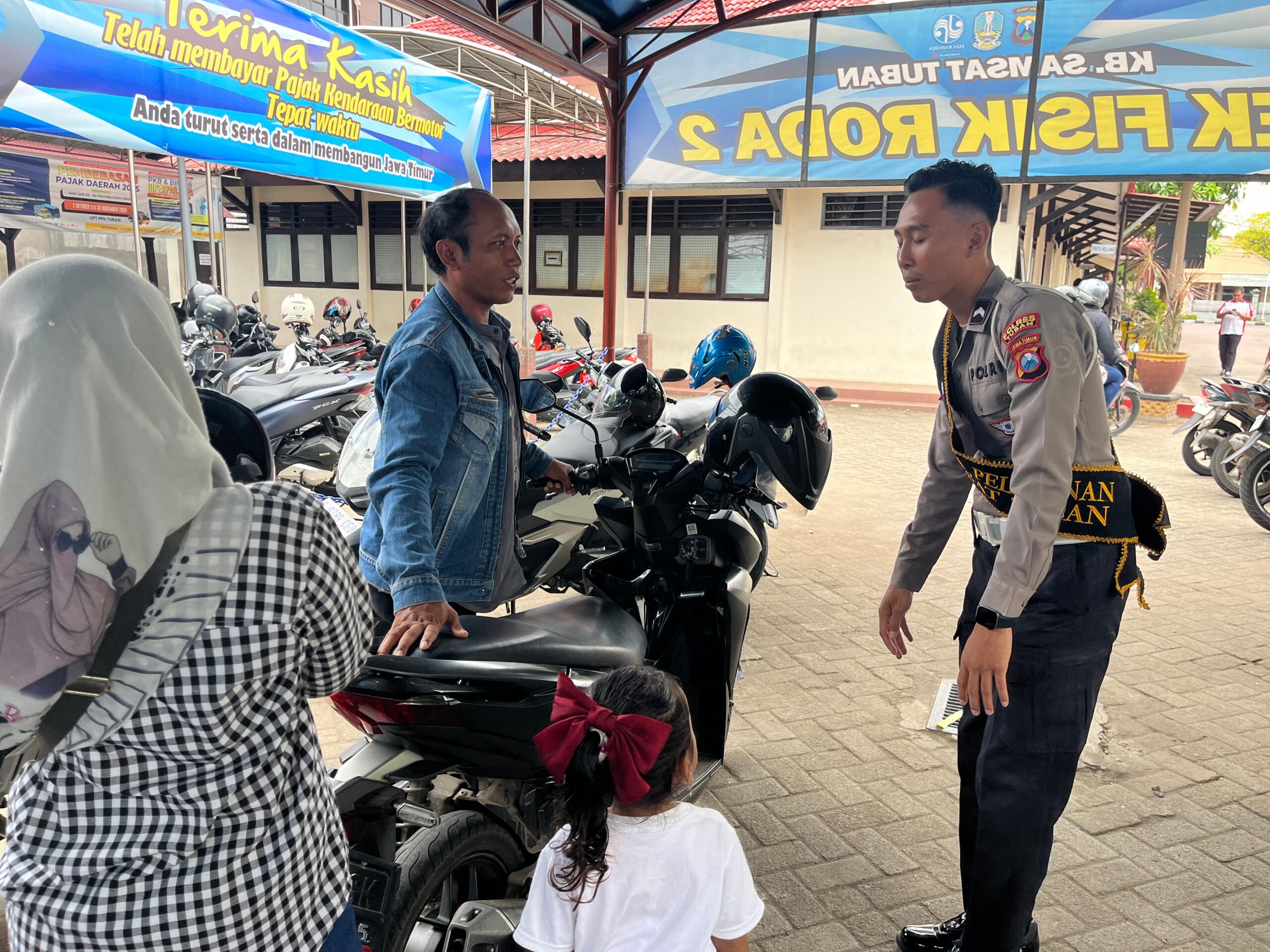 Polantas Tuban Bikin Pengendara Rela Berhenti, Urusan SIM hingga BPKB Dijelaskan Langsung