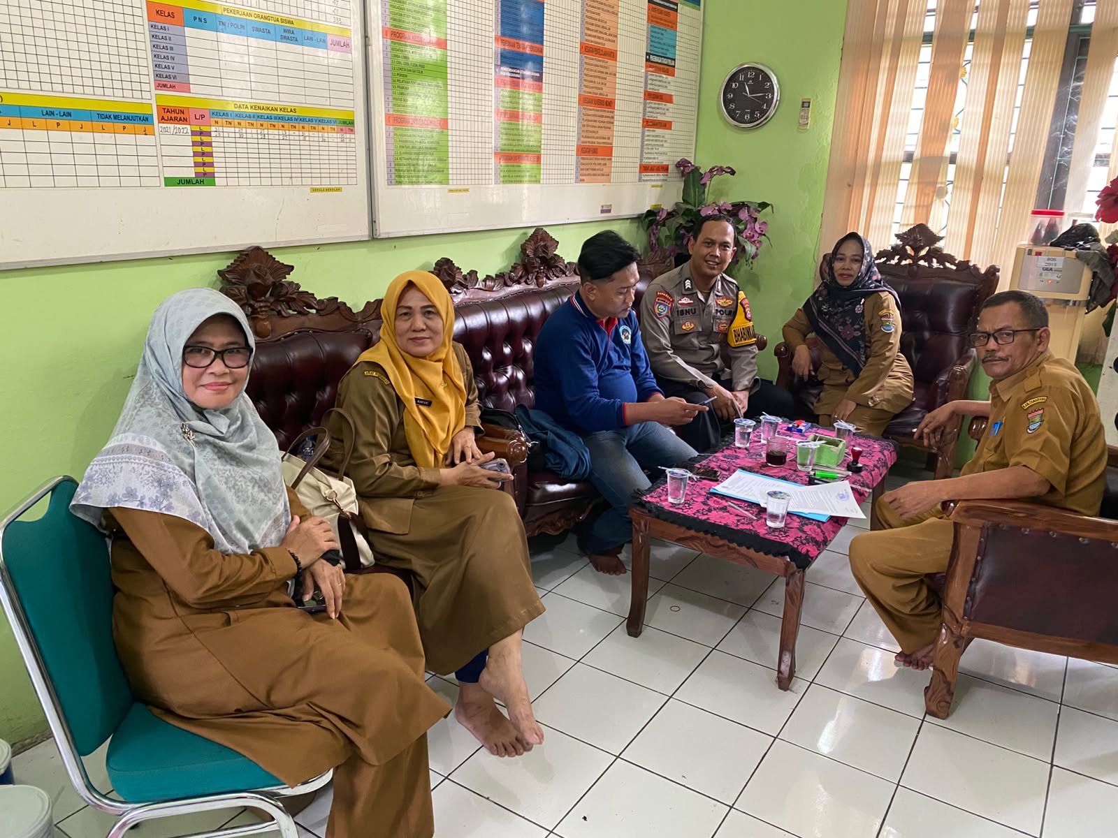 Bhabinkamtibmas Kelurahan Bunder Sambangi Kepala SDN Kadu Bunder, Perkuat Sinergitas dan Edukasi Kamtibmas