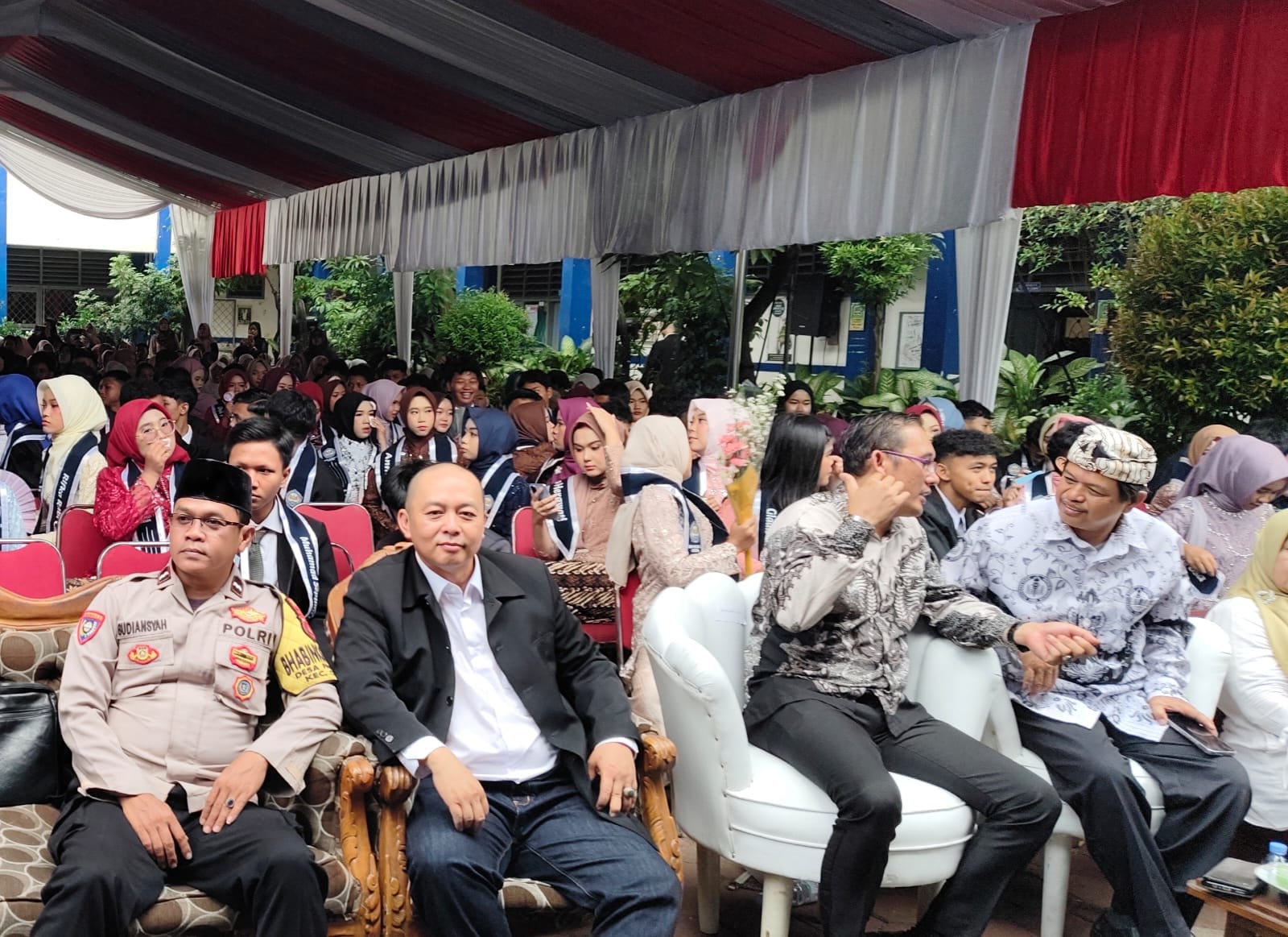 IMG-20260603-WA0073 Bhabinkamtibmas Desa Pasir Jaya Hadiri Pelepasan Siswa Kelas IX SMP Negeri 3 Cikupa, Sampaikan Pesan Kamtibmas