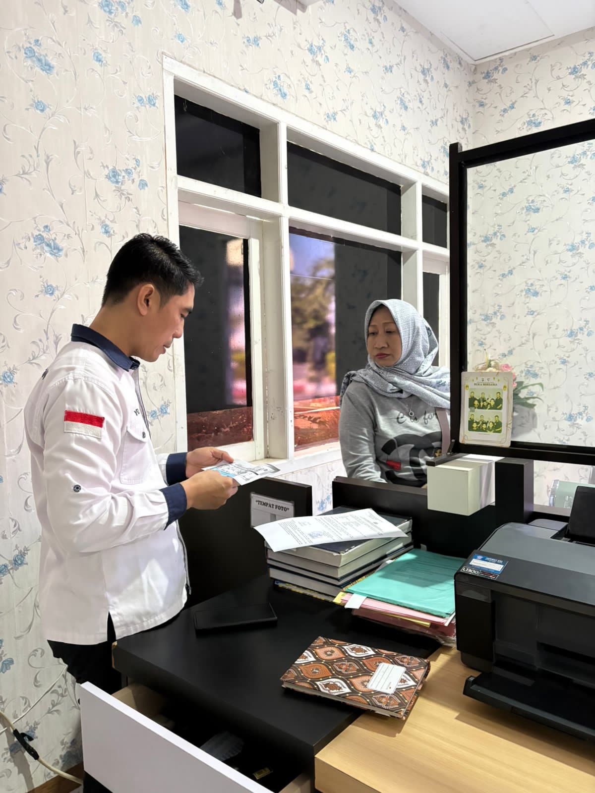 Bukan Razia, Kerumunan Ini Ternyata Dipenuhi Warga Tuban yang Konsultasi BPKB ke Polantas