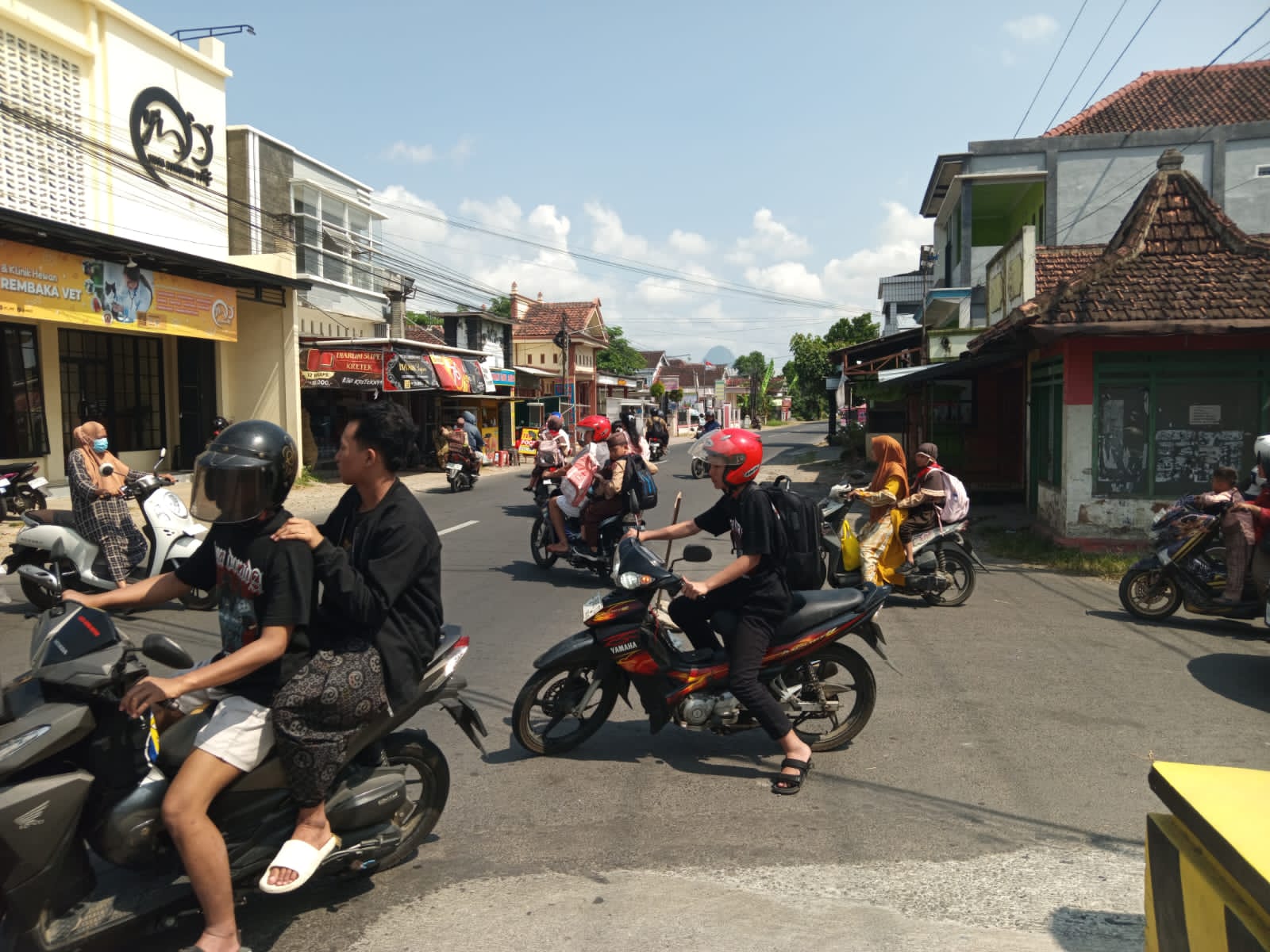 Perempatan Sukoanyar Pakel Kian Padat Setelah Pengalihan Jalur, Warga Mulai Cemas Keselamatan Pengguna Jalan Terabaikan