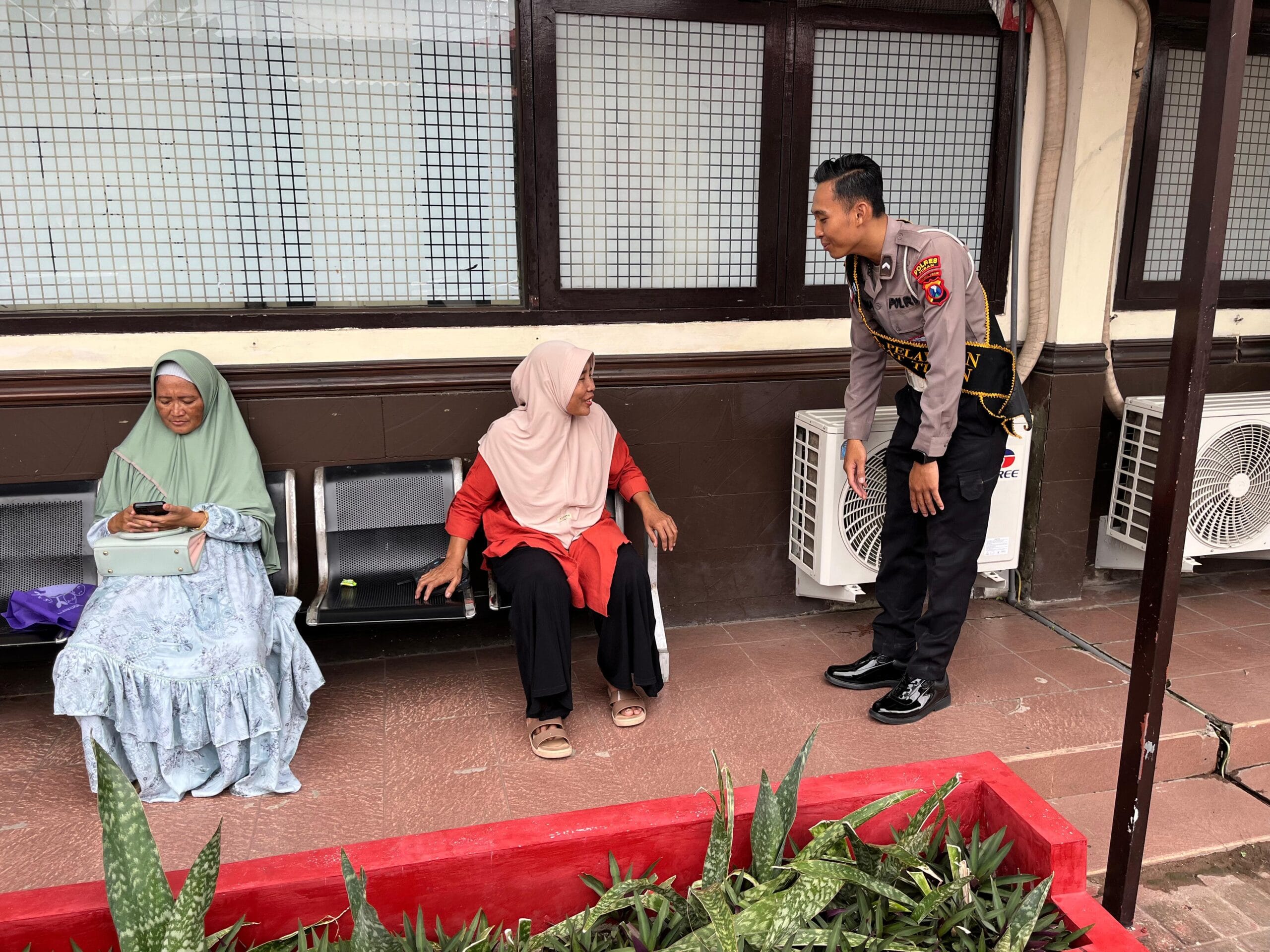 Awalnya Dikira Razia, Kerumunan Polantas Tuban Ini Ternyata Bahas SIM dan STNK