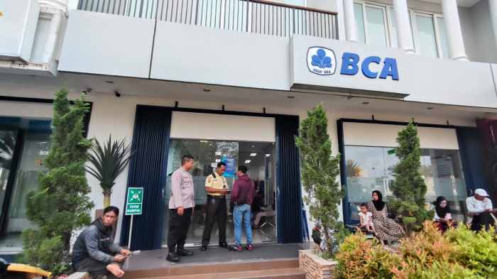 Bhabinkamtibmas Desa Bojong Sambangi Petugas Keamanan Bank, Sosialisasikan Layanan Polisi 110