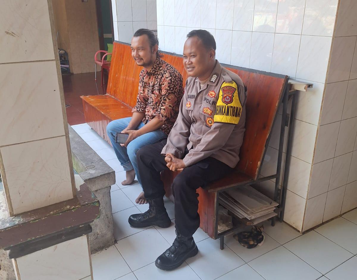 Bhabinkamtibmas Desa Cikupa Sambangi Warga, Perkuat Silaturahmi dan Harkamtibmas