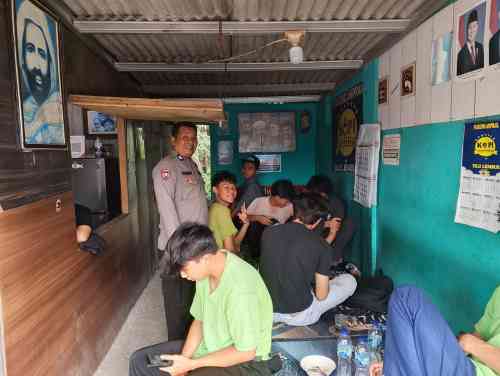 Warung Bhabinkamtibmas Jadi Sarana Serap Aspirasi Warga, Bhabinkamtibmas Desa Bitung Jaya Perkuat Kamtibmas