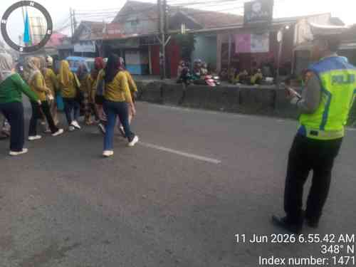 IMG-20260611-WA0057 Personel Polsek Cikupa Laksanakan Pengaturan Lalu Lintas Pagi, Wujudkan Kamseltibcar di Jam Sibuk