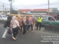 Personel Polsek Cikupa Laksanakan Pengaturan Lalu Lintas Sore Hari, Wujudkan Kamseltibcar Lantas yang Kondusif