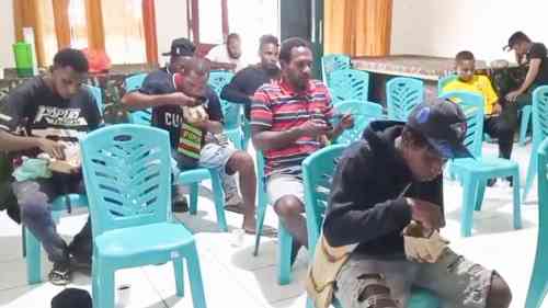 IMG-20260614-WA0028 Nobar Piala Dunia dan Makan Bersama, Koramil 1710-02/Timika Perkuat Kemanunggalan TNI-Rakyat