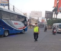 IPTU Rusandi Pimpin Pengaturan Lalu Lintas Pagi di Simpang Cikupamas, Wujudkan Kamseltibcar Lantas