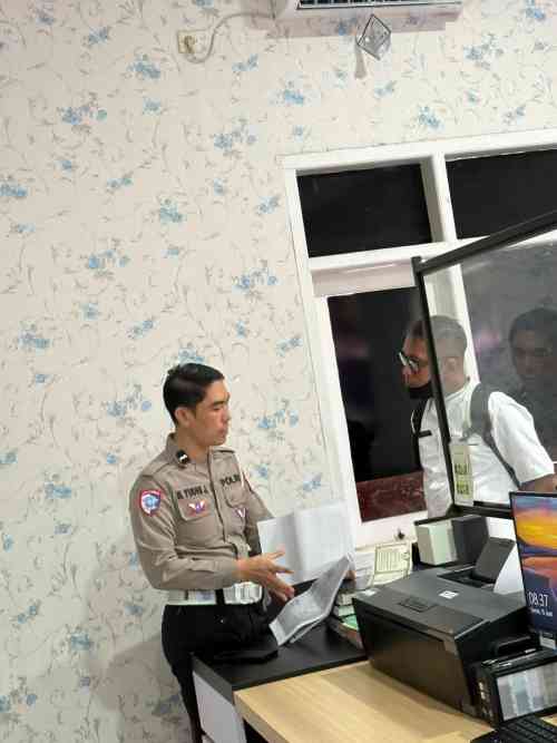 Awalnya Takut Diperiksa, Warga Tuban Pulang Lega Setelah Bertanya SIM, STNK dan BPKB ke Polantas Tuban