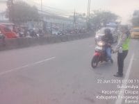 AIPTU Sapudin Laksanakan Pengaturan Lalu Lintas Pagi, Wujudkan Kamseltibcar Lantas di Jalur Columbus Cikupa
