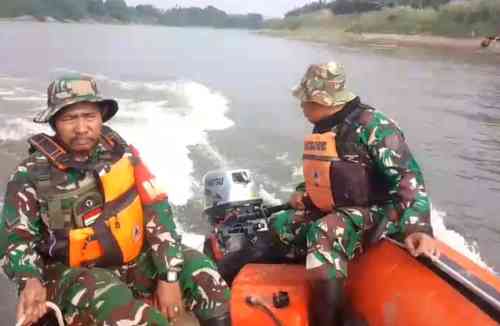 IMG-20260624-WA0003 Babinsa Koramil Padangan Bojonegoro, Bantu Pencarian Korban Tenggelam di Sungai Bengawan Solo