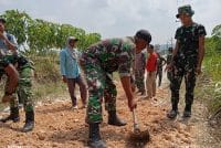 Babinsa Bubulan Bojonegoro dan Warga Kompak Perbaiki Jalan Dusun Maor