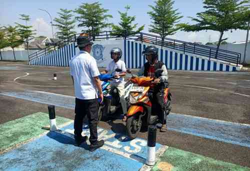 Pemandangan Tak Biasa di Tuban, Polantas Tuban Jadi Tempat Curhat Urusan BPKB dan SIM